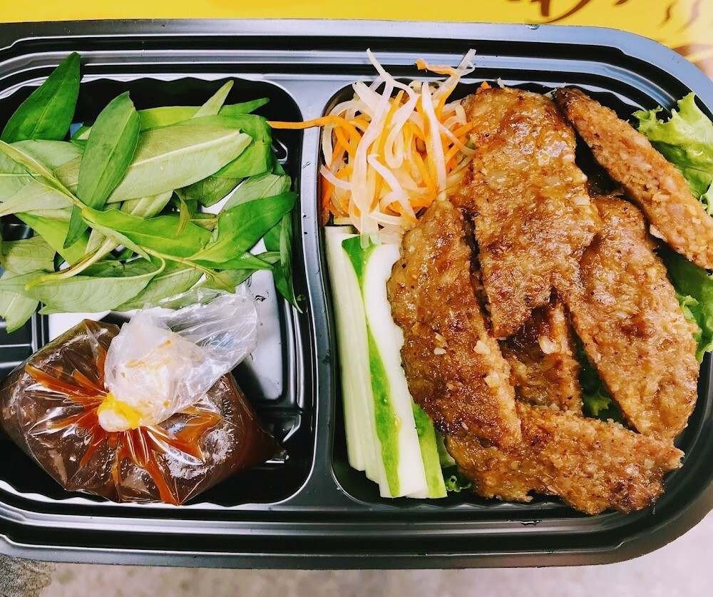Bò nướng mềm và thấm vị tại Bánh mì bò Đẩu