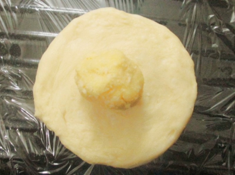 Bọc nhân dừa vào bột bánh mì Hà Nội