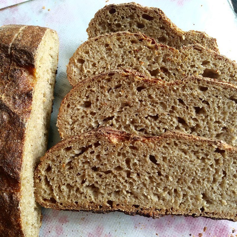 Bối cảnh lịch sử của loại bánh mì đen được chế biến từ lúa mạch, tượng trưng cho quá trình phát triển của nó