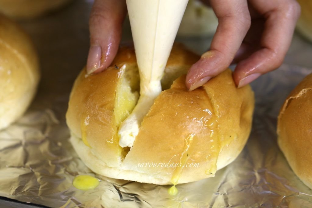 Bơm sốt phô mai kem sánh mịn vào giữa từng múi bánh mì