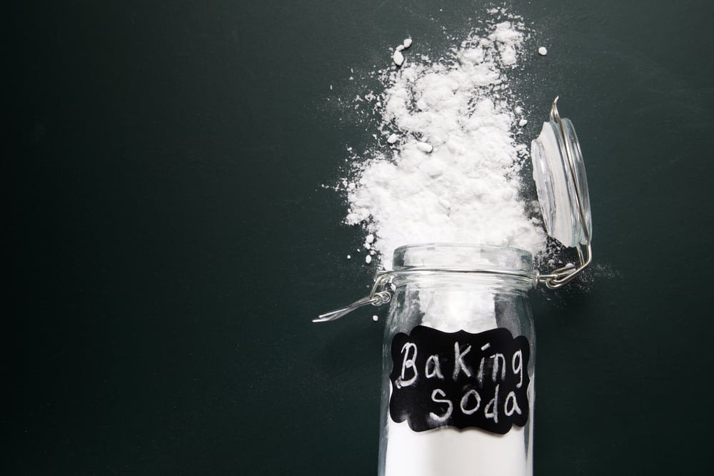 Bột baking soda tinh khiết trong thìa, sẵn sàng cho việc làm bánh mì