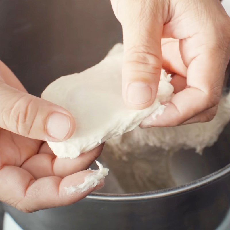 Bột bánh mì đã được nhào mịn và đàn hồi, sẵn sàng cho công đoạn ủ