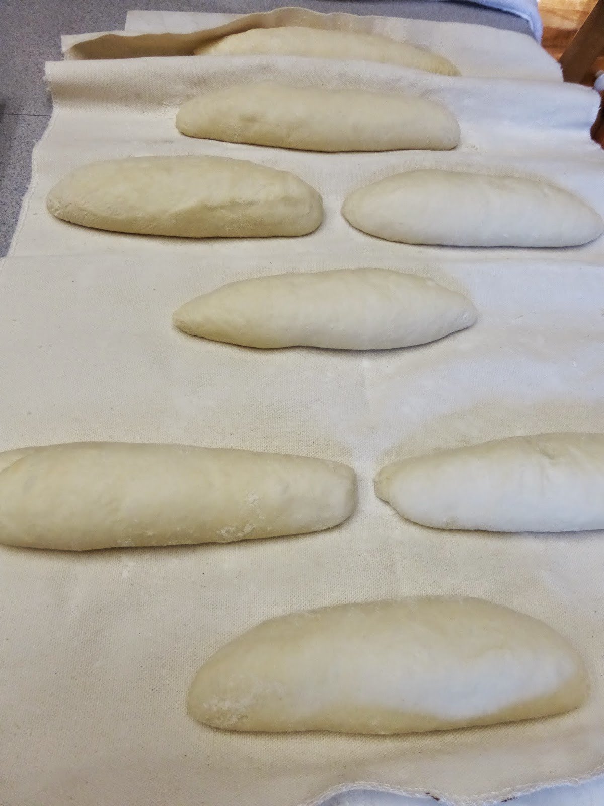 Bột bánh mì đã tạo hình được ủ trên khăn chuyên dụng