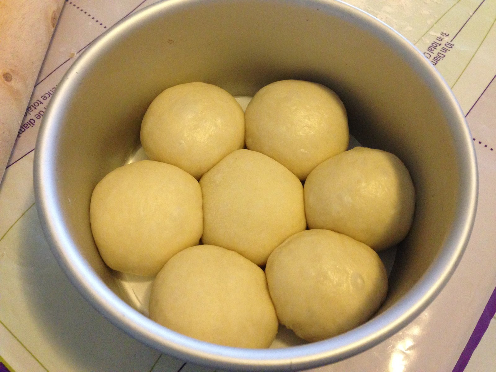 Bột bánh mì đang nở phồng trong khay nướng