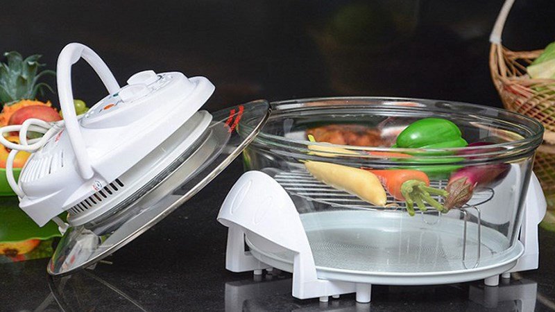 Bột bánh mì đang ủ nở hoàn hảo sẵn sàng cho lò nướng thủy tinh