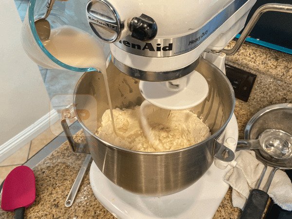 Bột bánh mì được nhào trộn đều và mịn