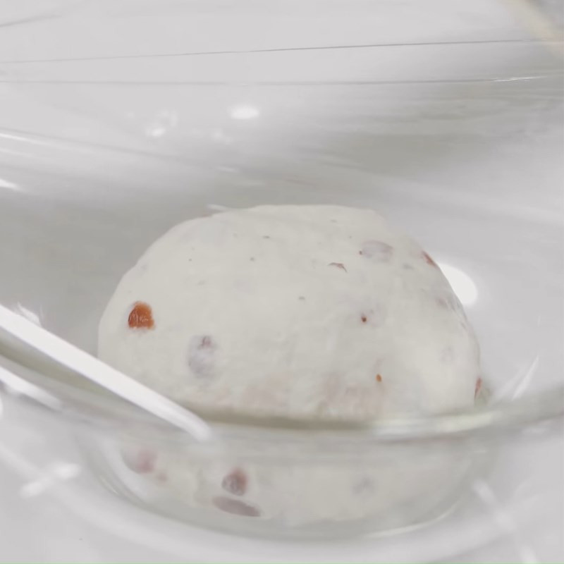 Bột bánh mì mềm mịn sau khi nhào kỹ lưỡng sẵn sàng cho việt quất và phô mai