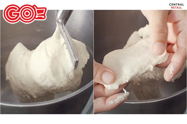 Bột bánh mì tam giác đang được nhào trộn