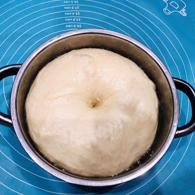 Bột bánh mì truyền thống đang ủ, nở gấp đôi thể tích ban đầu