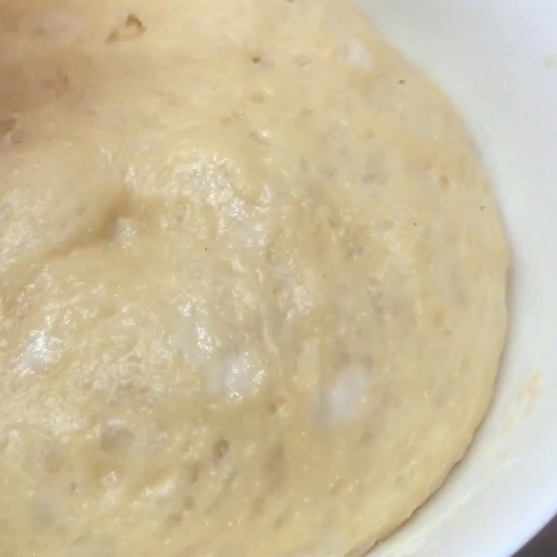 Bột bánh mì xúc xích đang ủ nở gấp đôi