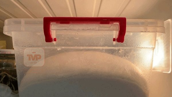 Bột mì đã được chuẩn bị và đặt gọn gàng trong hộp để thực hiện quá trình ủ chậm trong tủ lạnh, giúp phát triển hương vị bánh mì.