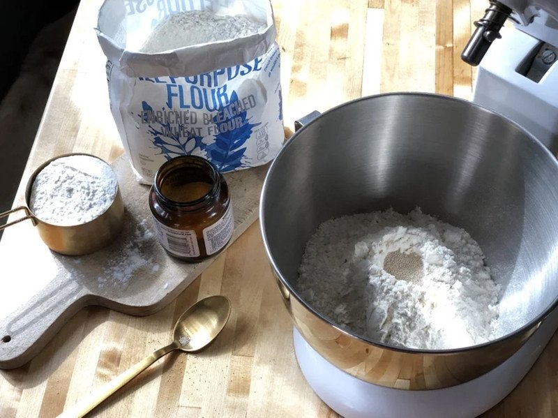 Bột mì và men nở được chuẩn bị để làm bánh mì đen