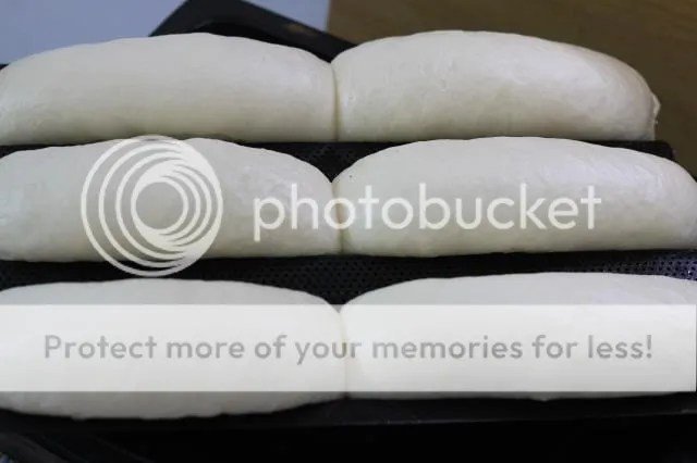 Bột sau khi ủ nở gấp đôi, biểu hiện của quá trình lên men thành công để có vỏ bánh mì giòn.