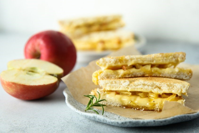 Bữa sáng bánh mì sandwich táo cà rốt tự làm cho bé