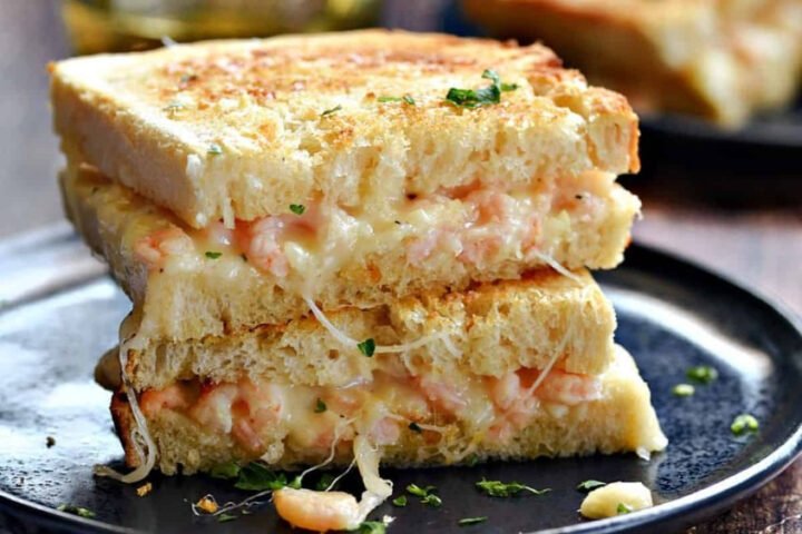 Bữa sáng bánh mì sandwich tôm giàu dinh dưỡng cho bé