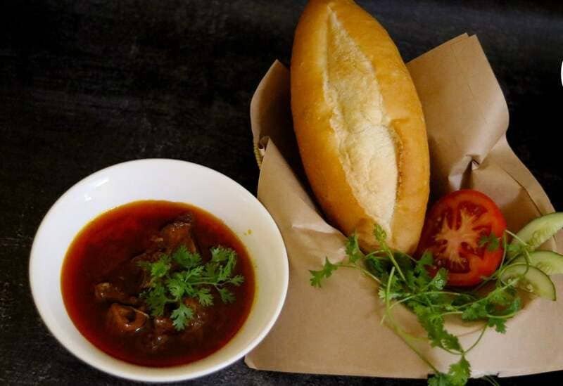 Bữa sáng bánh mì sốt vang tại Hanoi Bread