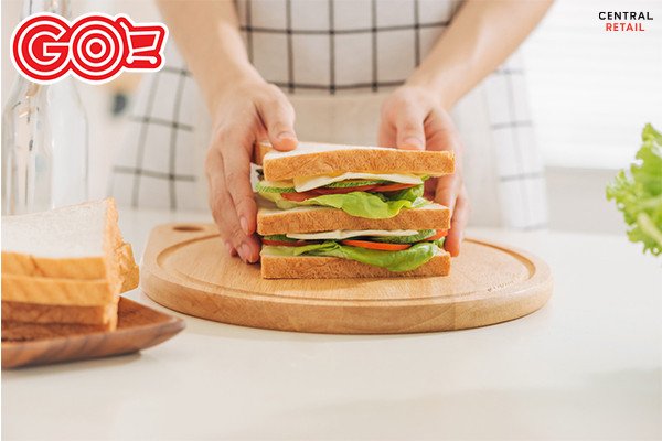 Bữa sáng dinh dưỡng với bánh mì gối kẹp trứng và rau xanh, gợi ý cách ăn bánh mì gối khoa học