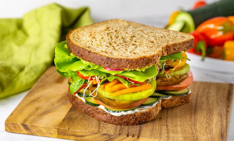 Bữa sáng lành mạnh với bánh mì kết hợp rau củ, trứng và thịt nạc