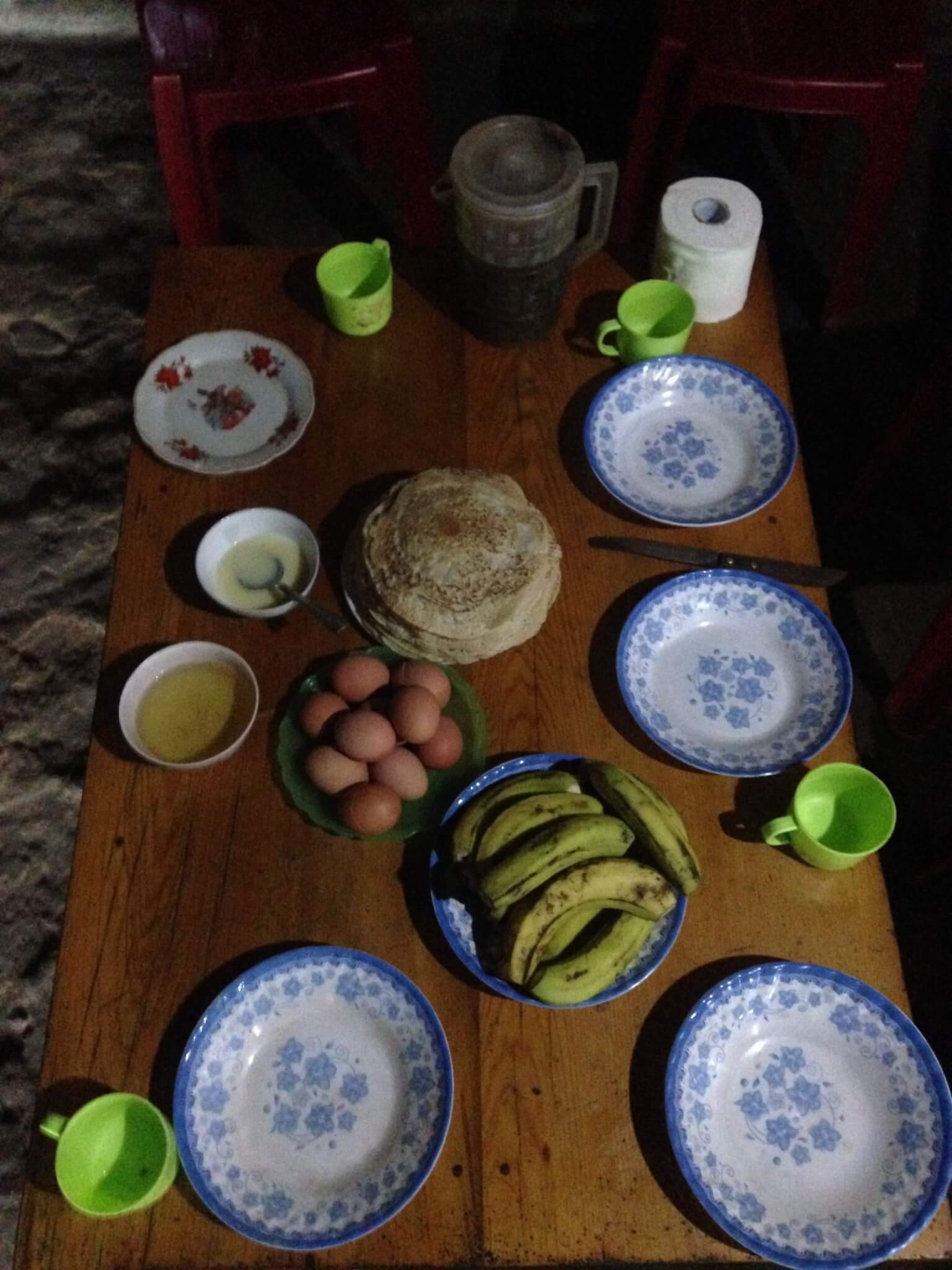 Bữa sáng truyền thống tại Sapa với trứng và bánh kếp, chuẩn bị cho hành trình khám phá