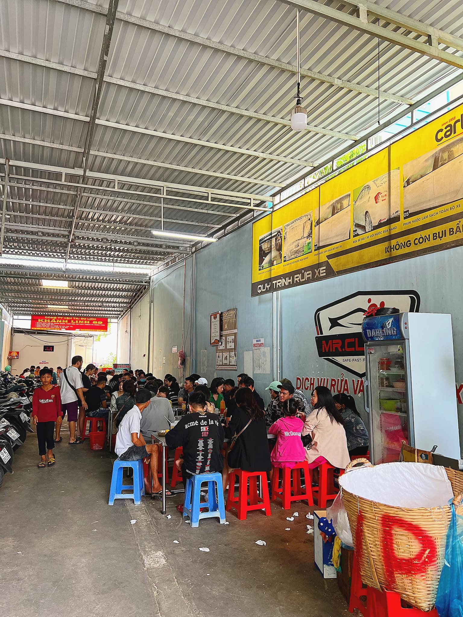 Bữa sáng truyền thống với bánh mì xíu mại và cà phê sữa đá