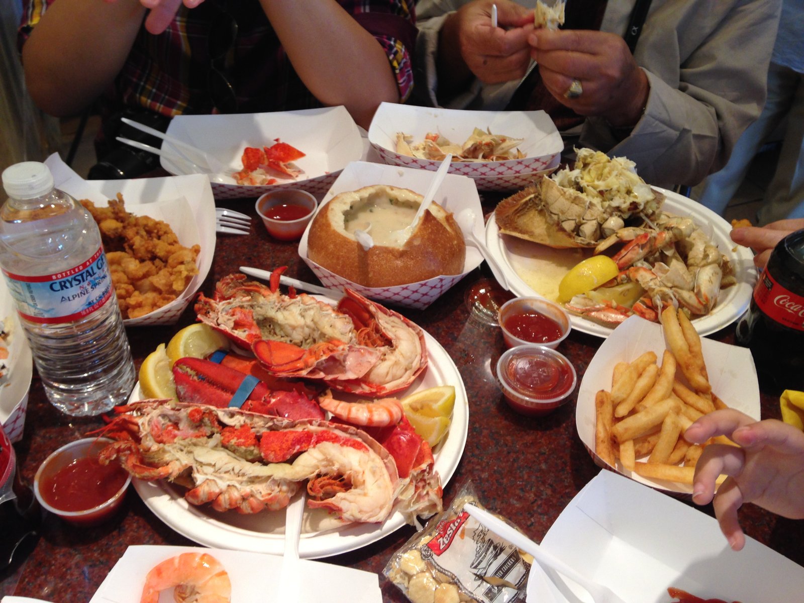 Bữa tiệc hải sản thịnh soạn với tôm hùm và cua tươi ngon, là lựa chọn hấp dẫn cho gia đình