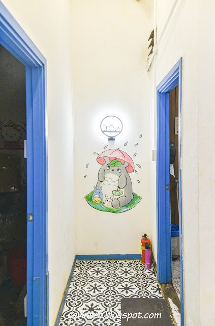 Bức tranh tường vui nhộn với nhân vật hoạt hình Doraemon tại quán i love banh mi 아이러브반미, điểm chụp ảnh.