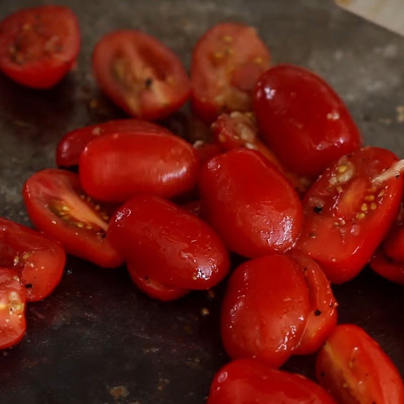 Cà chua nướng vàng ươm chuẩn bị cho món bánh mì sandwich phô mai