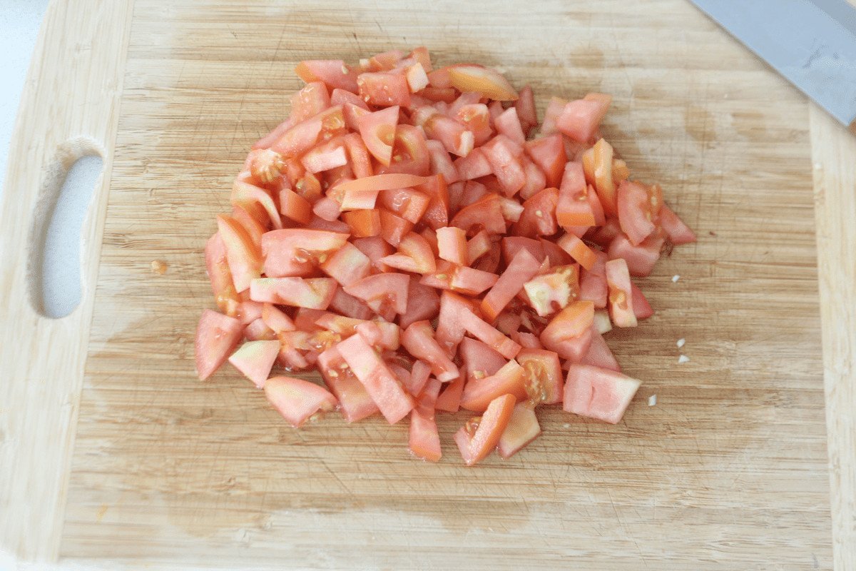 Cà chua tươi được thái hạt lựu sẵn sàng cho món bánh mì cá hộp.