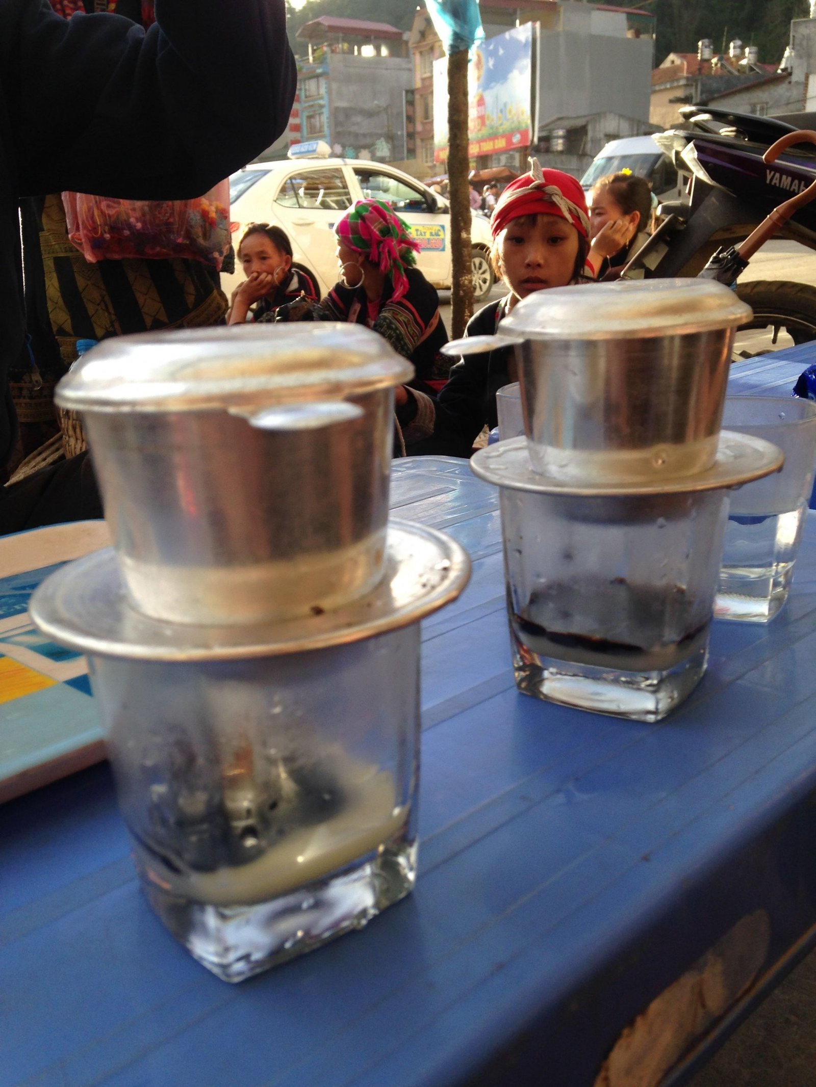 Cà phê sữa đá Việt Nam với ly lọc truyền thống