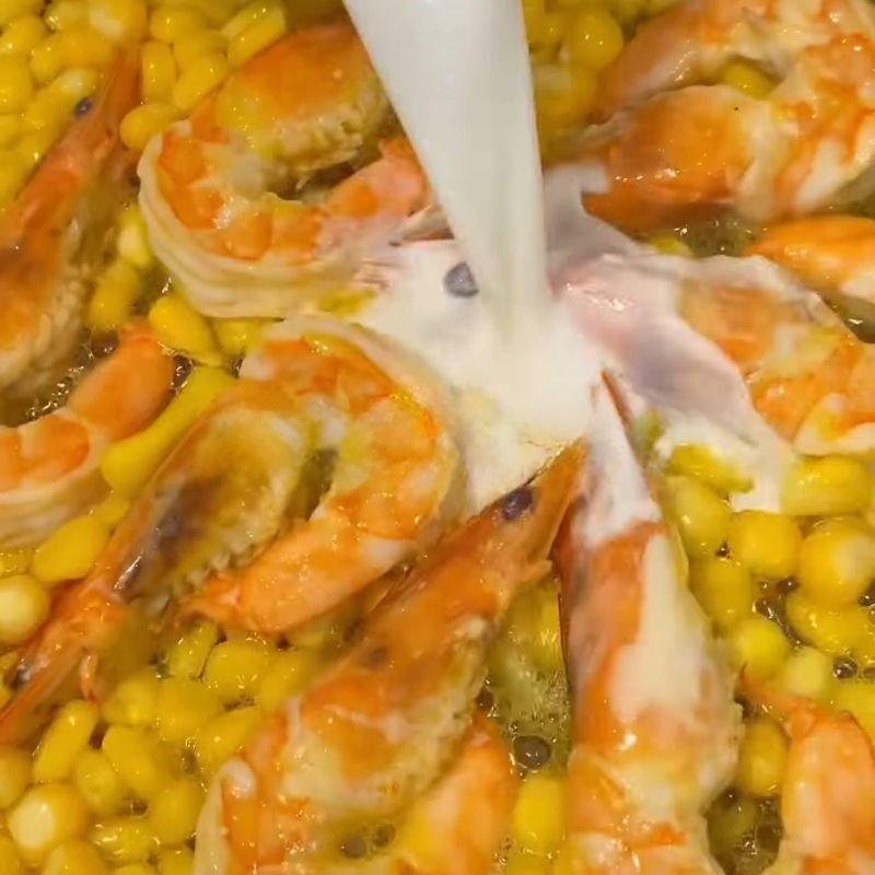 Các bước làm sốt bơ tỏi với tôm tươi đang được thực hiện trong chảo