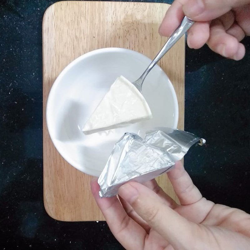 Các bước làm sốt phô mai thơm lừng để phết lên bánh mì nướng