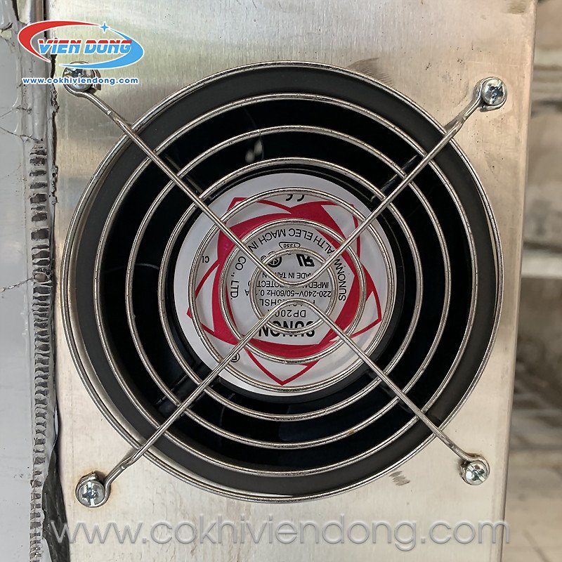 Các khe gió đối xứng trên khay lò nướng bánh mì