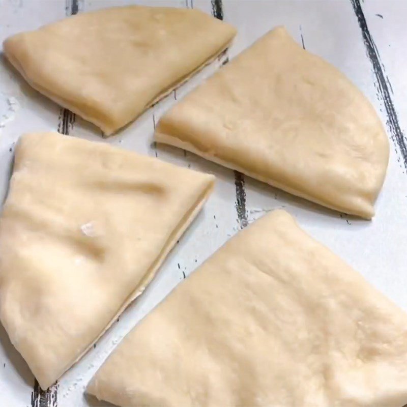 Các khối bột đã chia và vo tròn sẵn sàng cho công đoạn bọc nhân bánh mì socola chảy