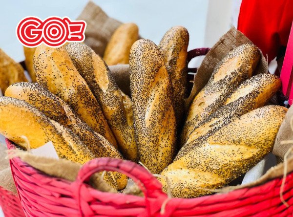 Các lát bánh mì ăn kiêng đa hạt xếp chồng lên nhau, thể hiện sự giàu có về chất xơ.