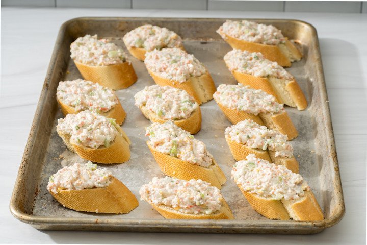 Các lát bánh mì đã phết nhân tôm phô mai sẵn sàng để nướng