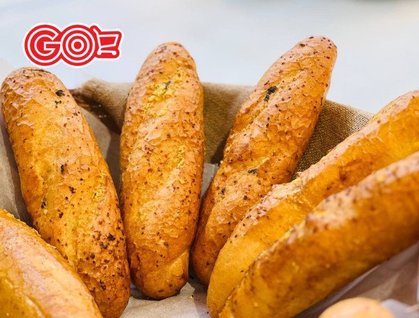 Các lát bánh mì nguyên cám xếp gọn gàng, ăn kèm trái cây tươi và sữa chua Hy Lạp