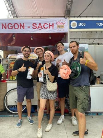 Các loại bánh mì chay, bao gồm bánh mì Tekka, tại cửa hàng thực dưỡng