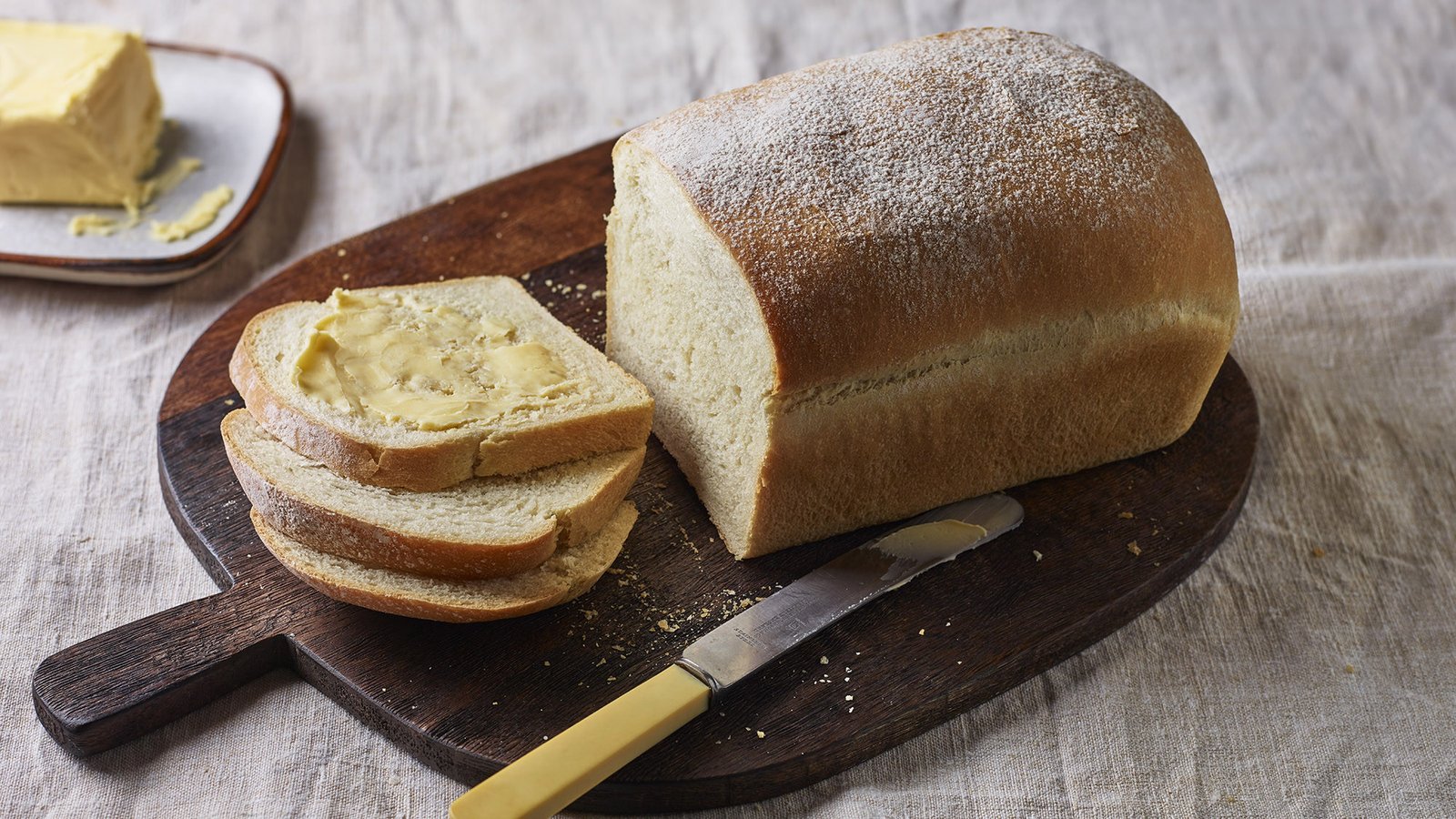 Các loại bánh mì đa dạng trên bàn