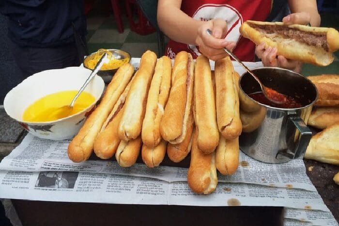 Các loại bánh mì Đà Nẵng với hình dáng đa dạng như bánh mì dài và bánh mì que