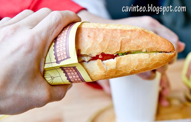 Các loại bánh mì được gói cẩn thận tại Bánh mì Long Hội