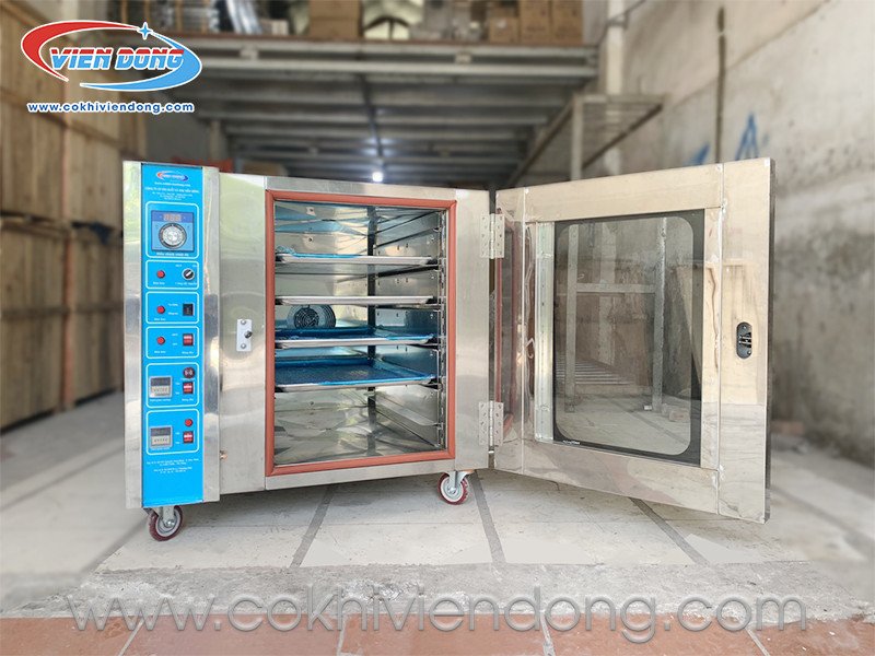 các loại bánh ngọt và bánh mì được nướng trong lò đối lưu