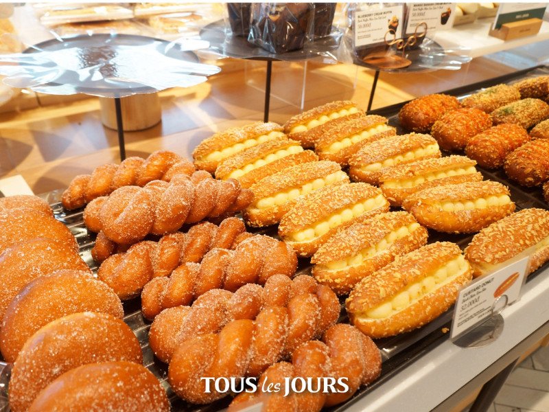 Các loại bánh pastry và bánh mì Tous les Jours tươi mới