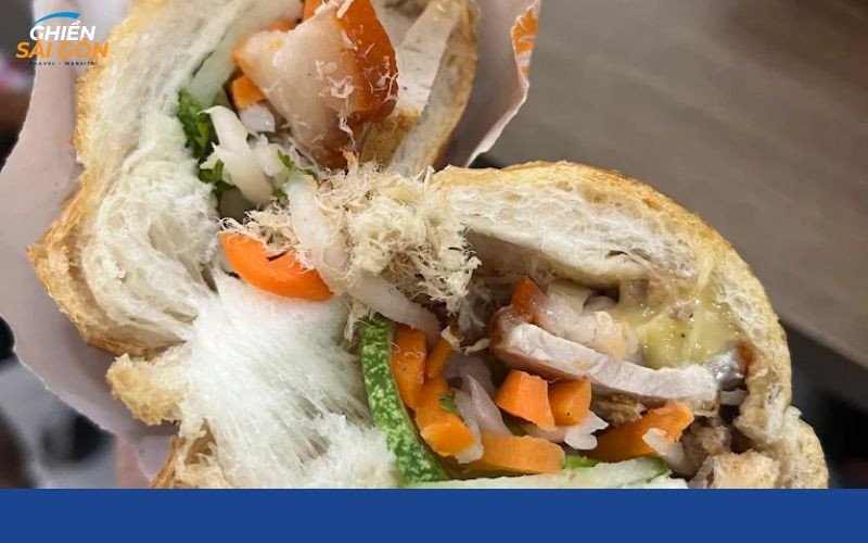 Các loại bánh phụ truyền thống như bánh bao, bánh khoai mì được bày bán cùng bánh mì tại Bánh Mì Hoàng Nam
