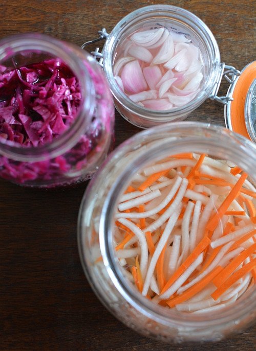 Các loại dưa chua đa dạng như củ cải, cà rốt và bắp cải tím cho bánh mì phở