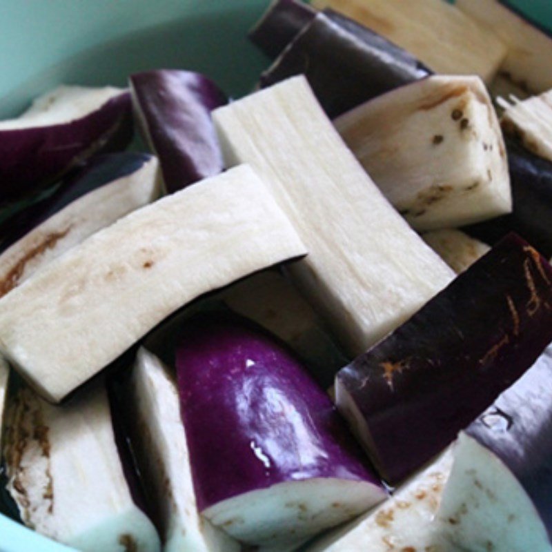 Các loại gia vị và rau củ thơm chuẩn bị cho món cà ri dê