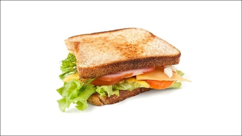 Các loại nguyên liệu tươi xanh như rau diếp, cà chua, thịt nạc và bánh mì nguyên cám được bày trí để làm bánh mì sandwich