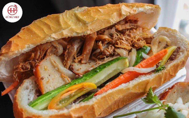 Các loại nhân kẹp tươi ngon được bày biện chuẩn bị cho bánh mì