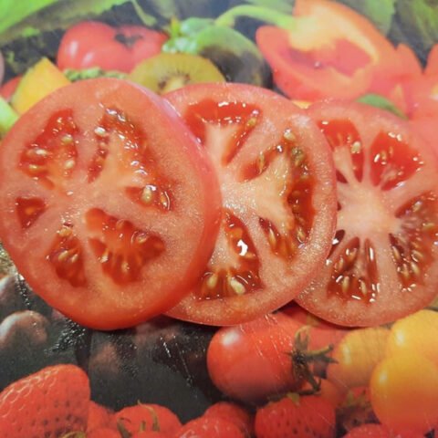 Các loại rau xà lách, cà chua, dưa leo được cắt lát sẵn sàng cho món bánh mì sandwich