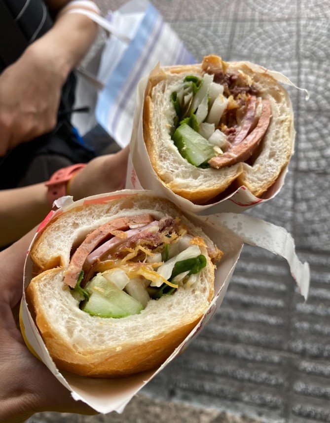 Các loại topping đầy đặn được chuẩn bị cho món bánh mì Oanh Lý Tự Trọng