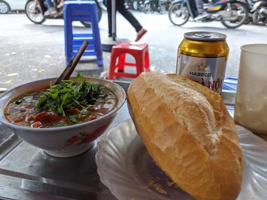 Các nguyên liệu làm bánh mì Trâm được bày riêng biệt để khách tự chọn